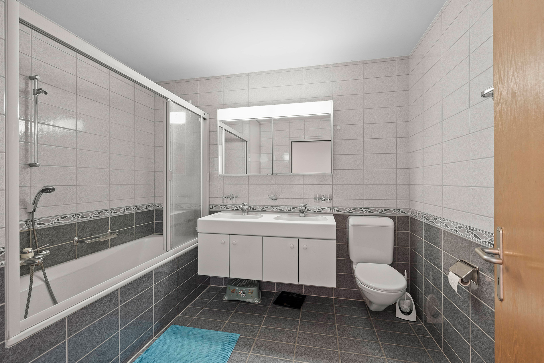 Modernes Badezimmer mit Badewanne, Doppelwaschbecken und WC
