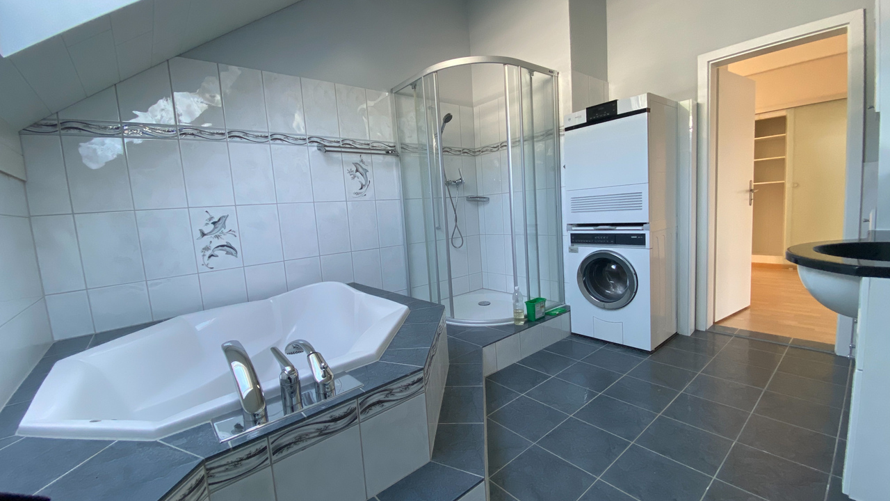 Badezimmer mit Whirlpoolwanne und Dusche