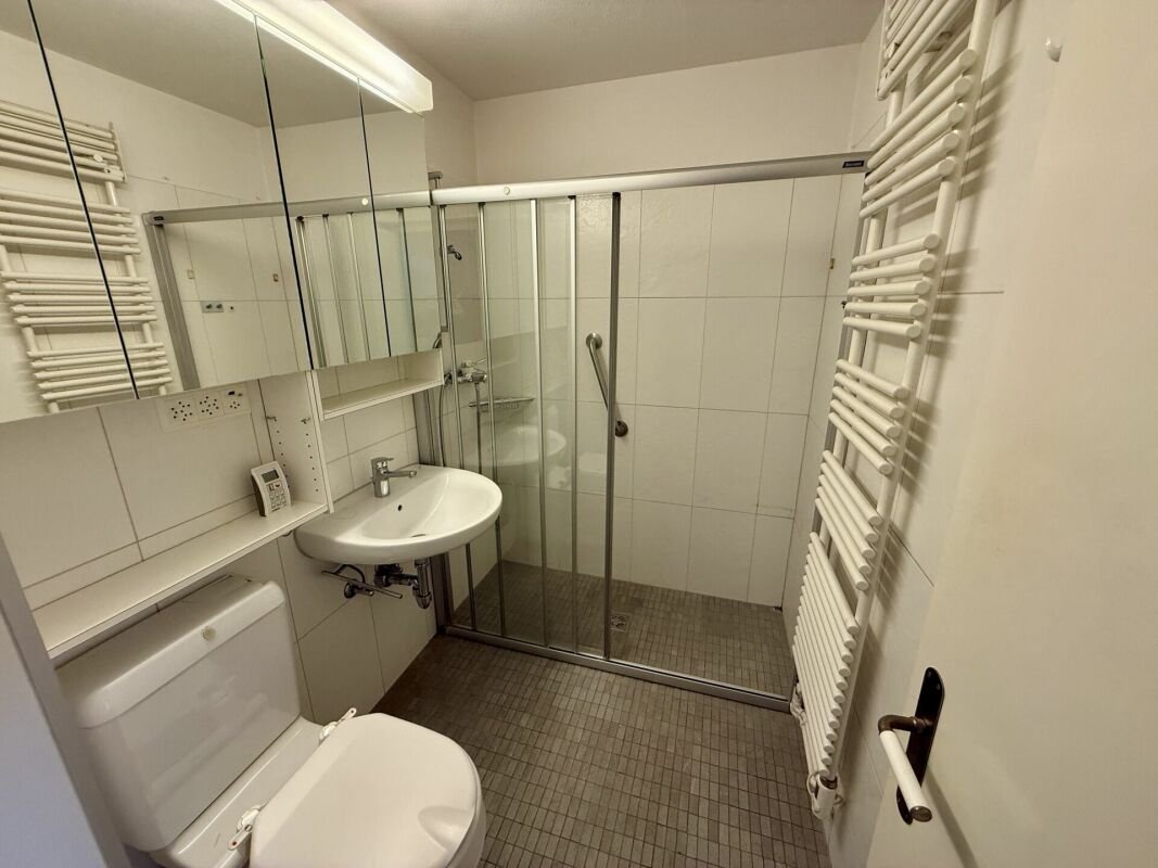 Kleines Badezimmer mit Dusche und WC