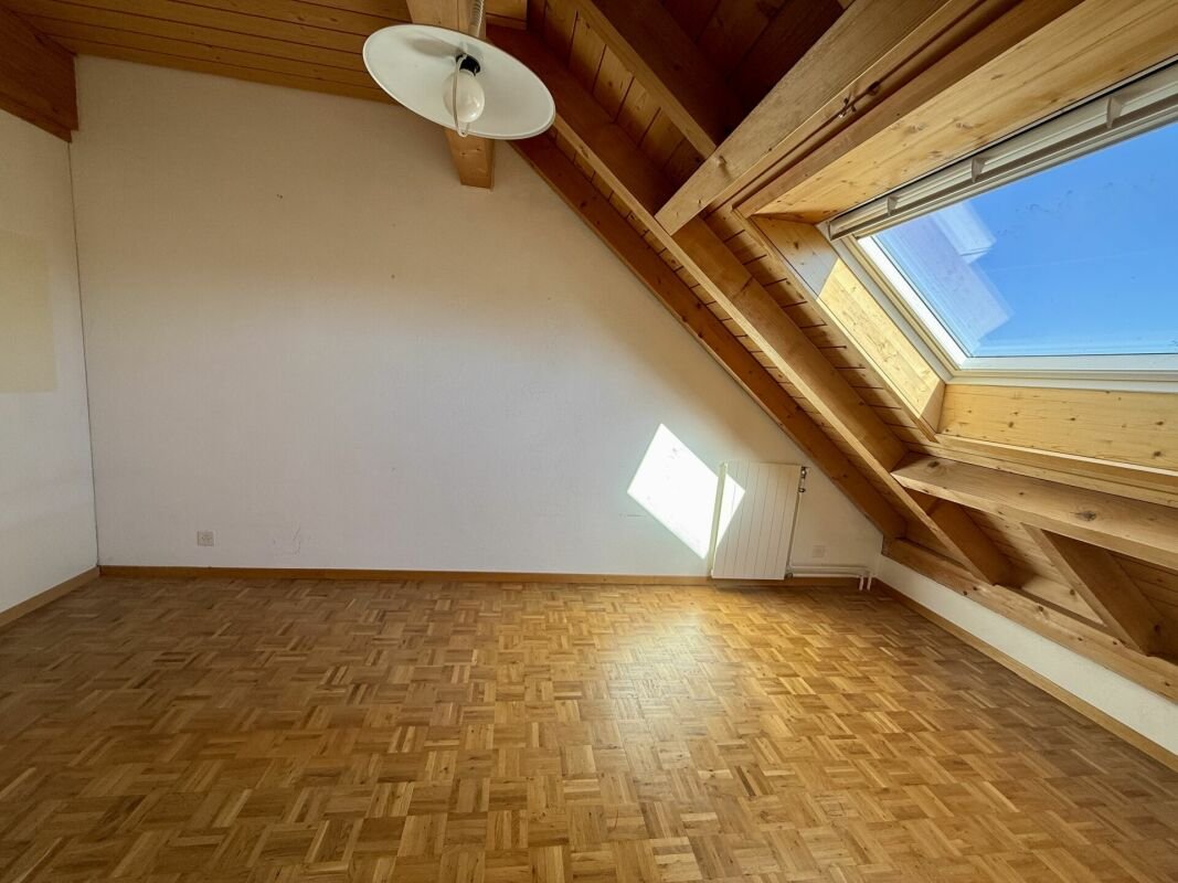 Dachgeschosszimmer mit Holzdecke und Dachfenster