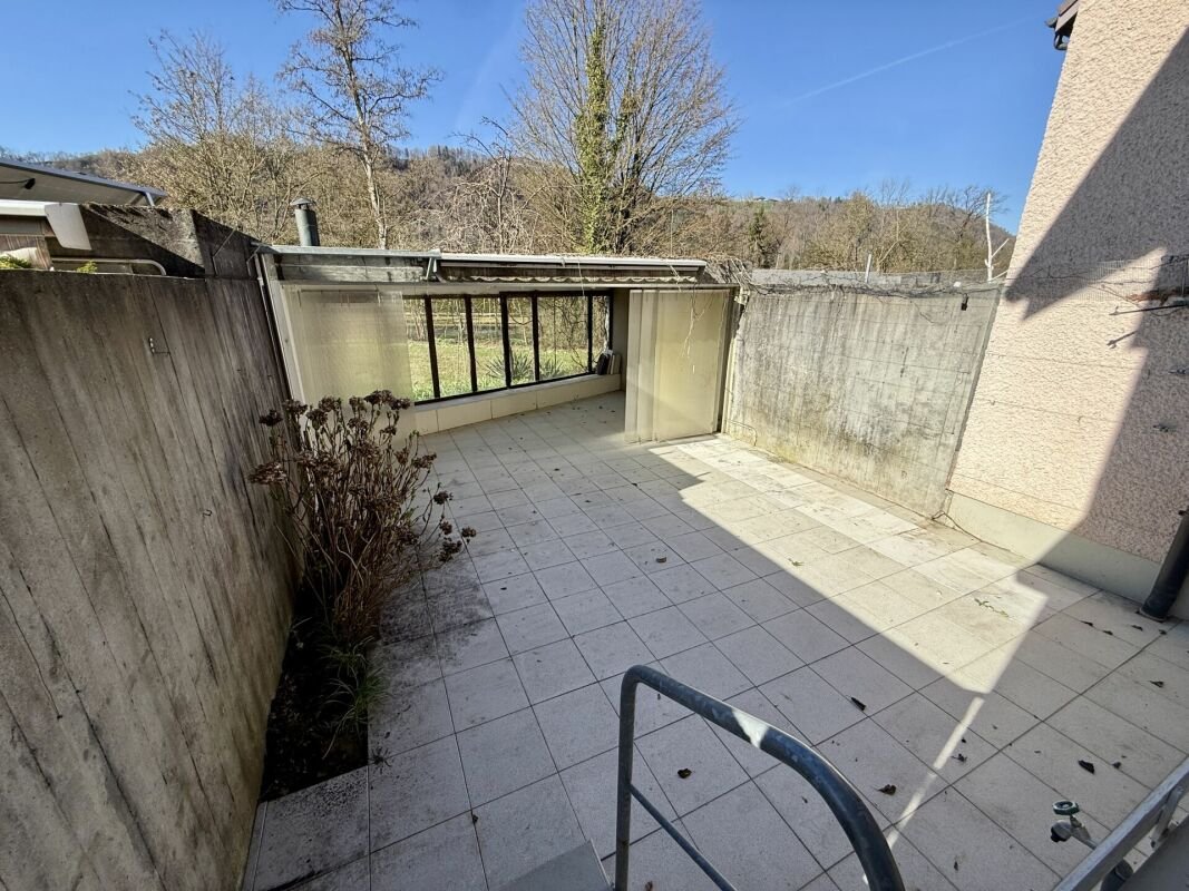 Terrasse mit Betonwänden und Überdachung