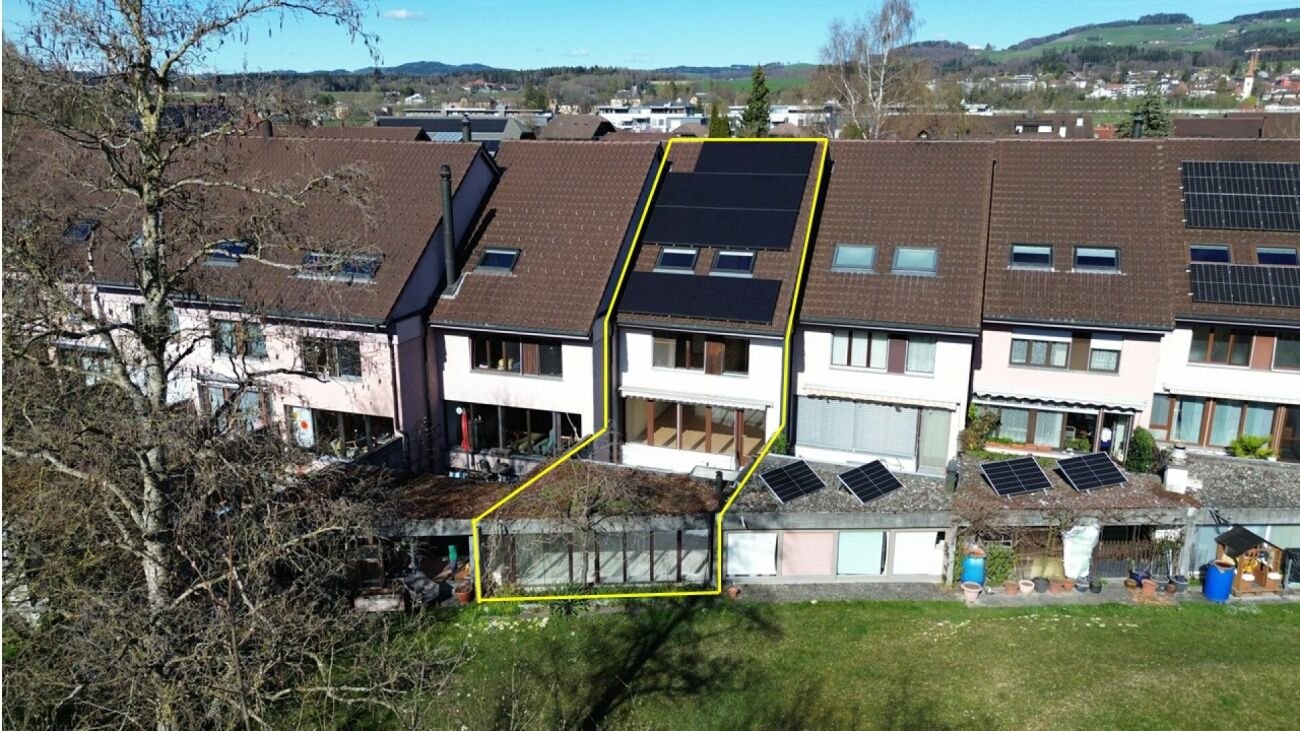 Drohnenaufnahme eines Reihenhauses mit Solardach