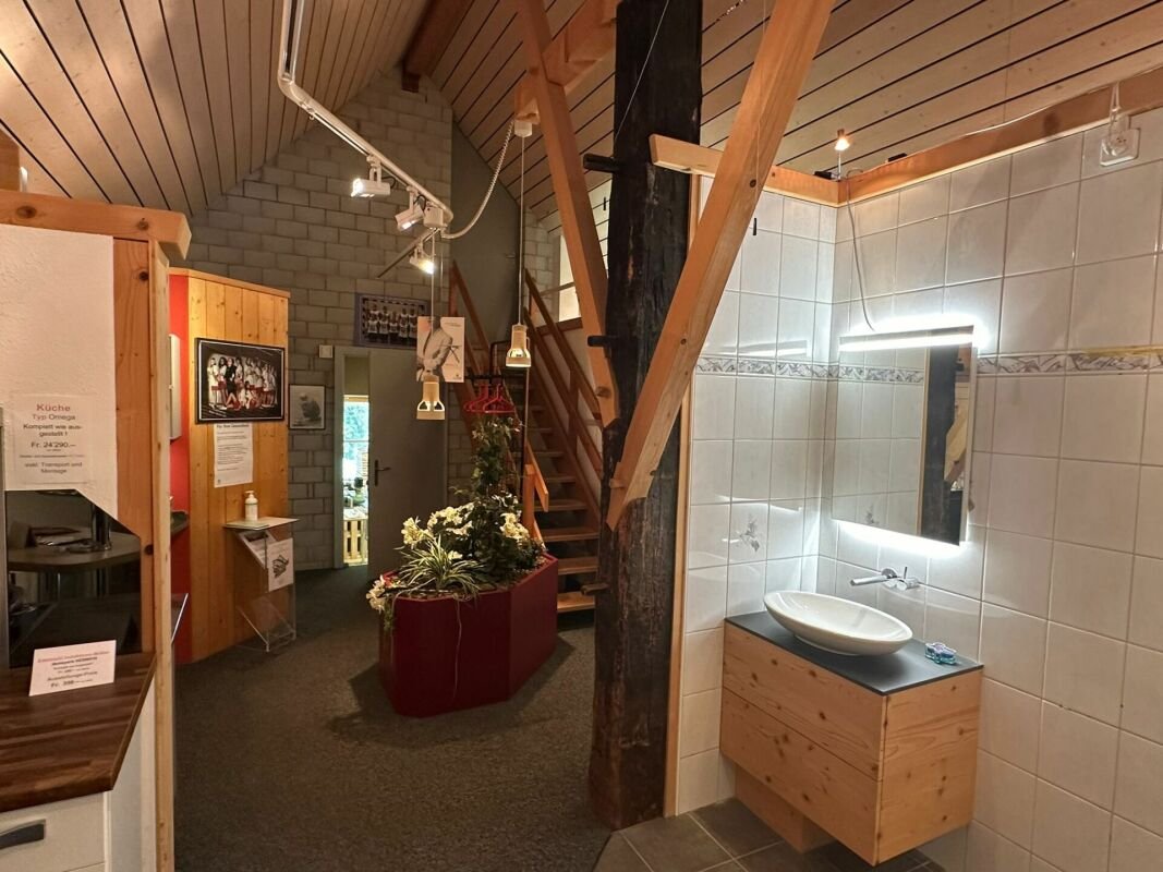 Loftartiger Innenraum mit Badnische