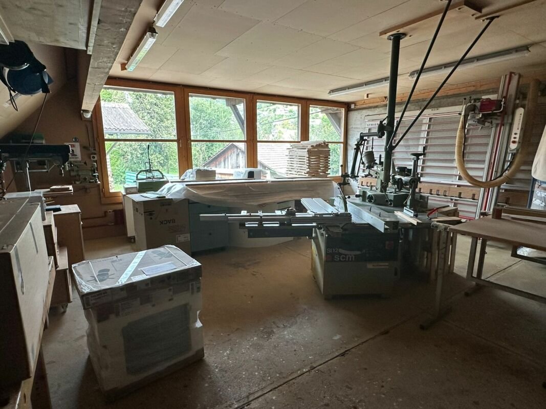 Werkstatt mit Holzbearbeitungsmaschinen