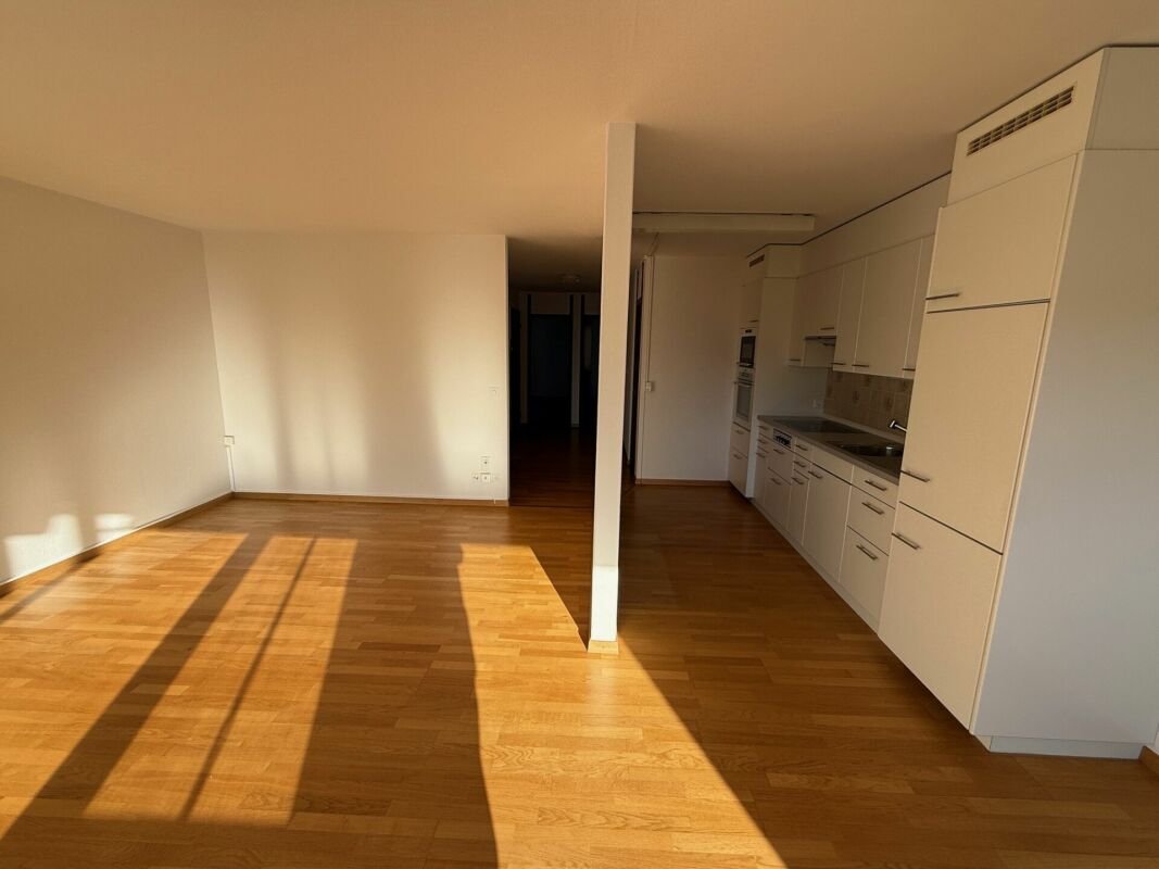 Heller Wohnbereich mit offener Küche