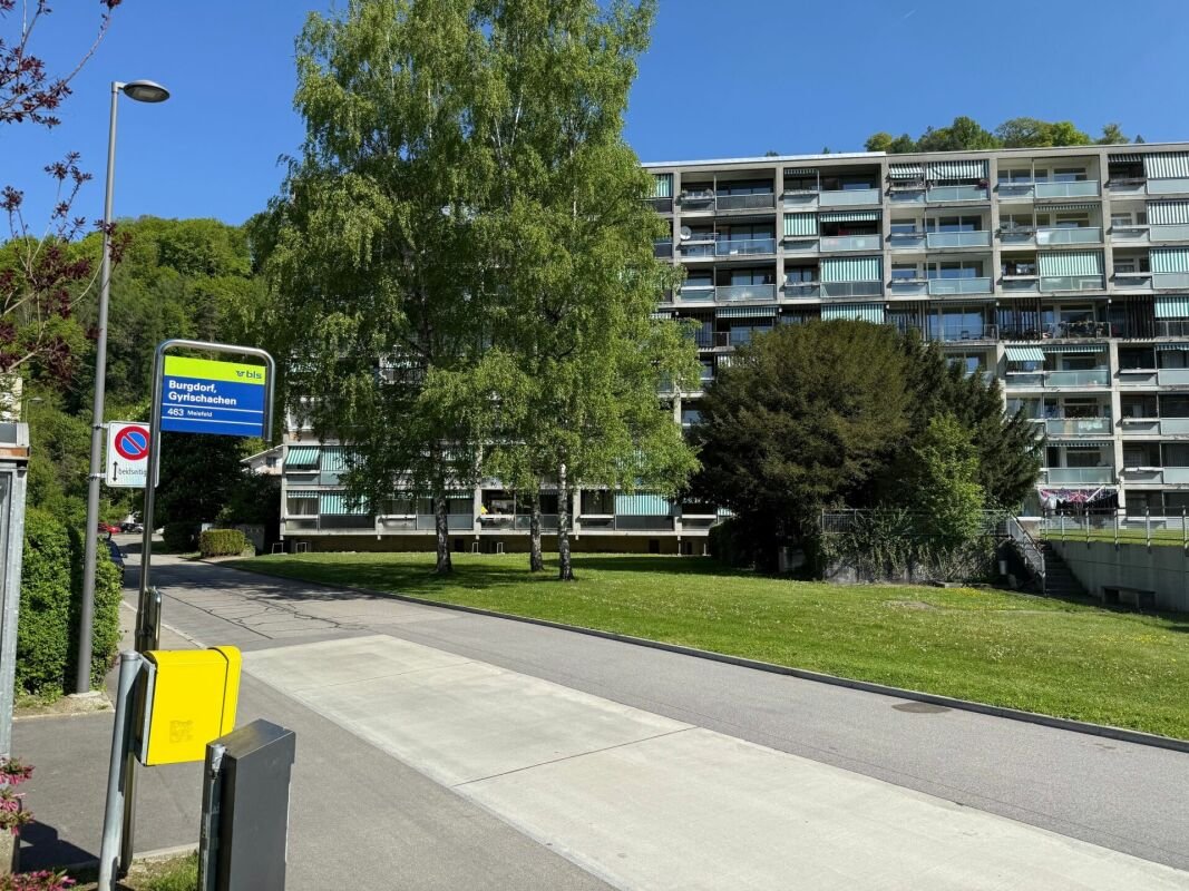 Wohnanlage mit Grünfläche und Straßenschild