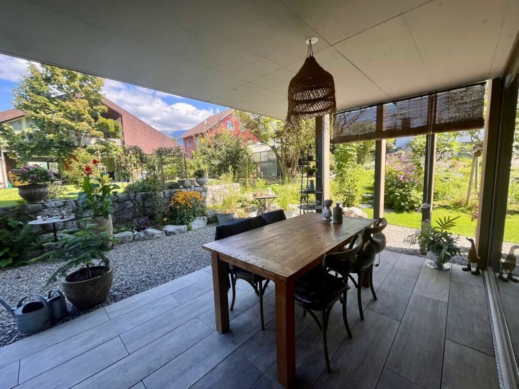 Überdachte Terrasse mit Blick in den Garten