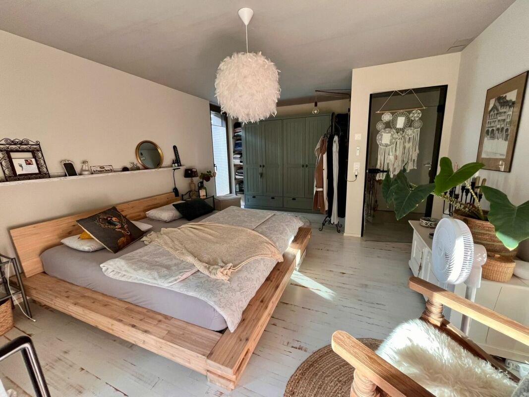 Gemütliches Schlafzimmer mit Kleiderschrank und Sitzbereich