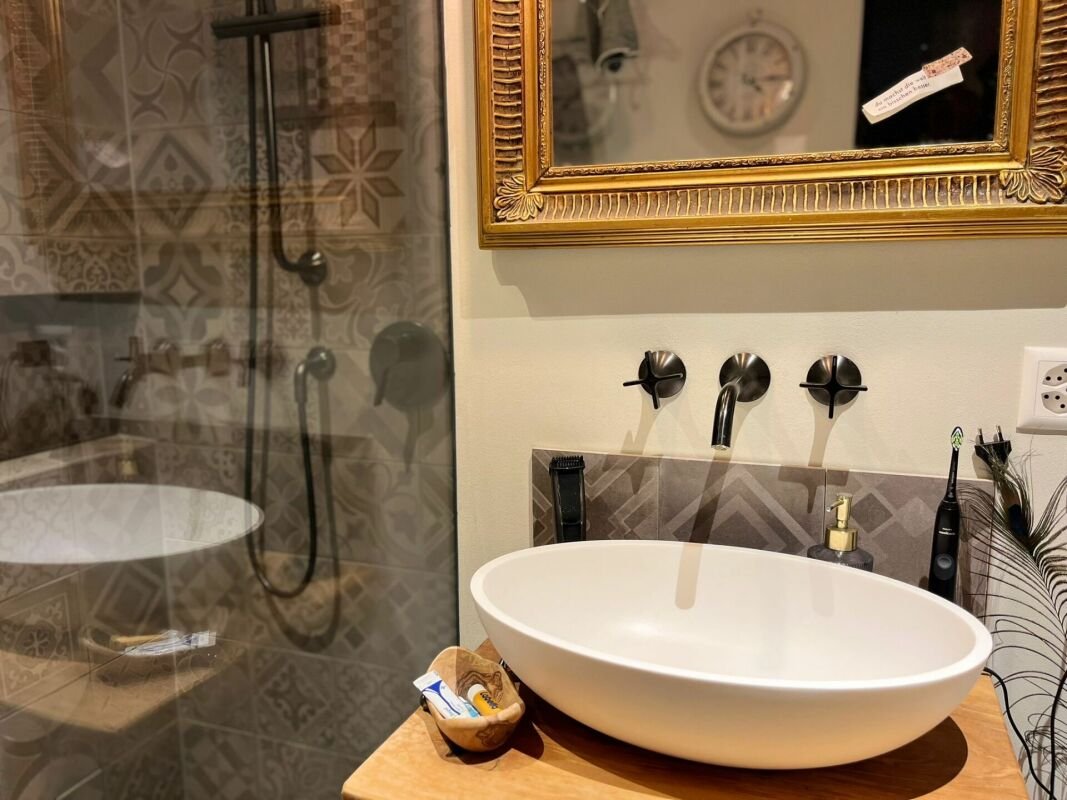 Modernes Badezimmer mit Aufsatzwaschbecken und begehbarer Dusche