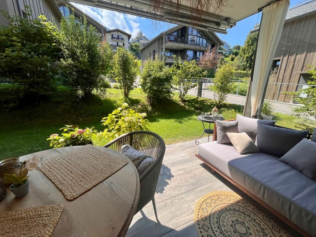 Überdachte Gartenterrasse mit Sitzbereich