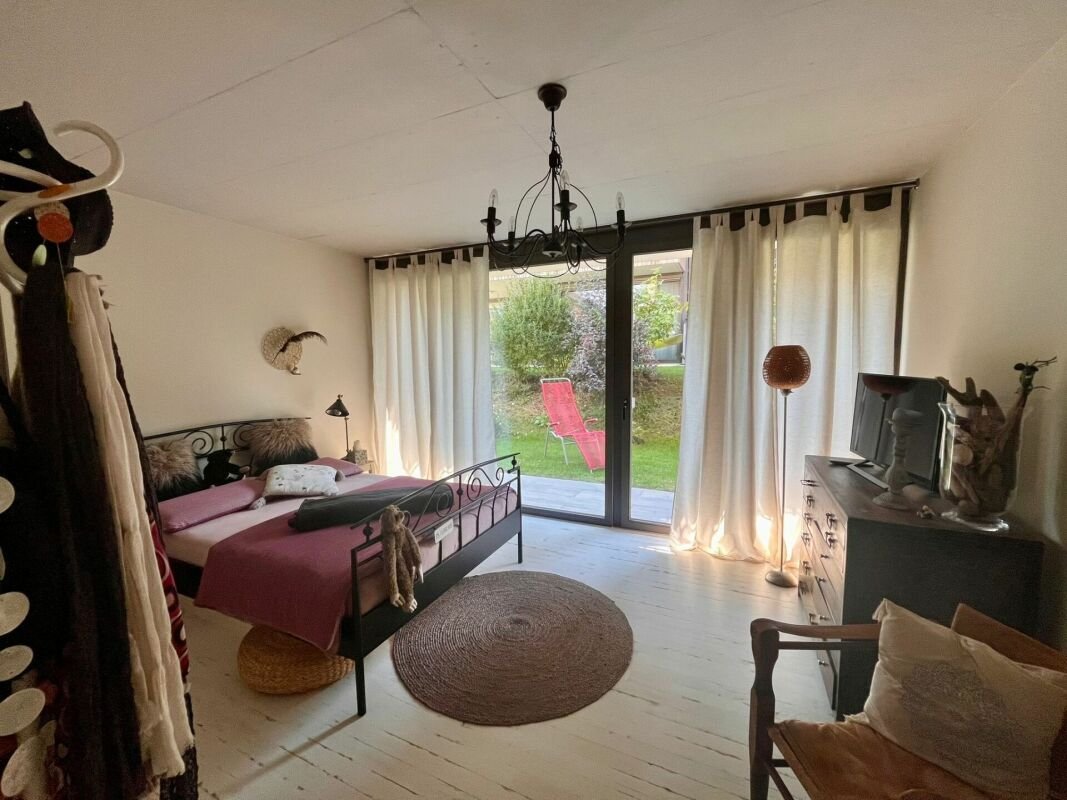 Gemütliches Schlafzimmer mit Gartenzugang