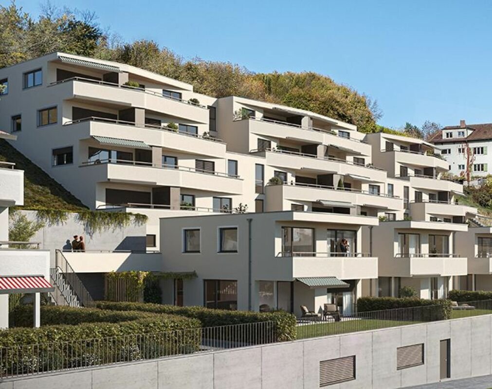 Mehrstöckige moderne Wohnanlage am Hang