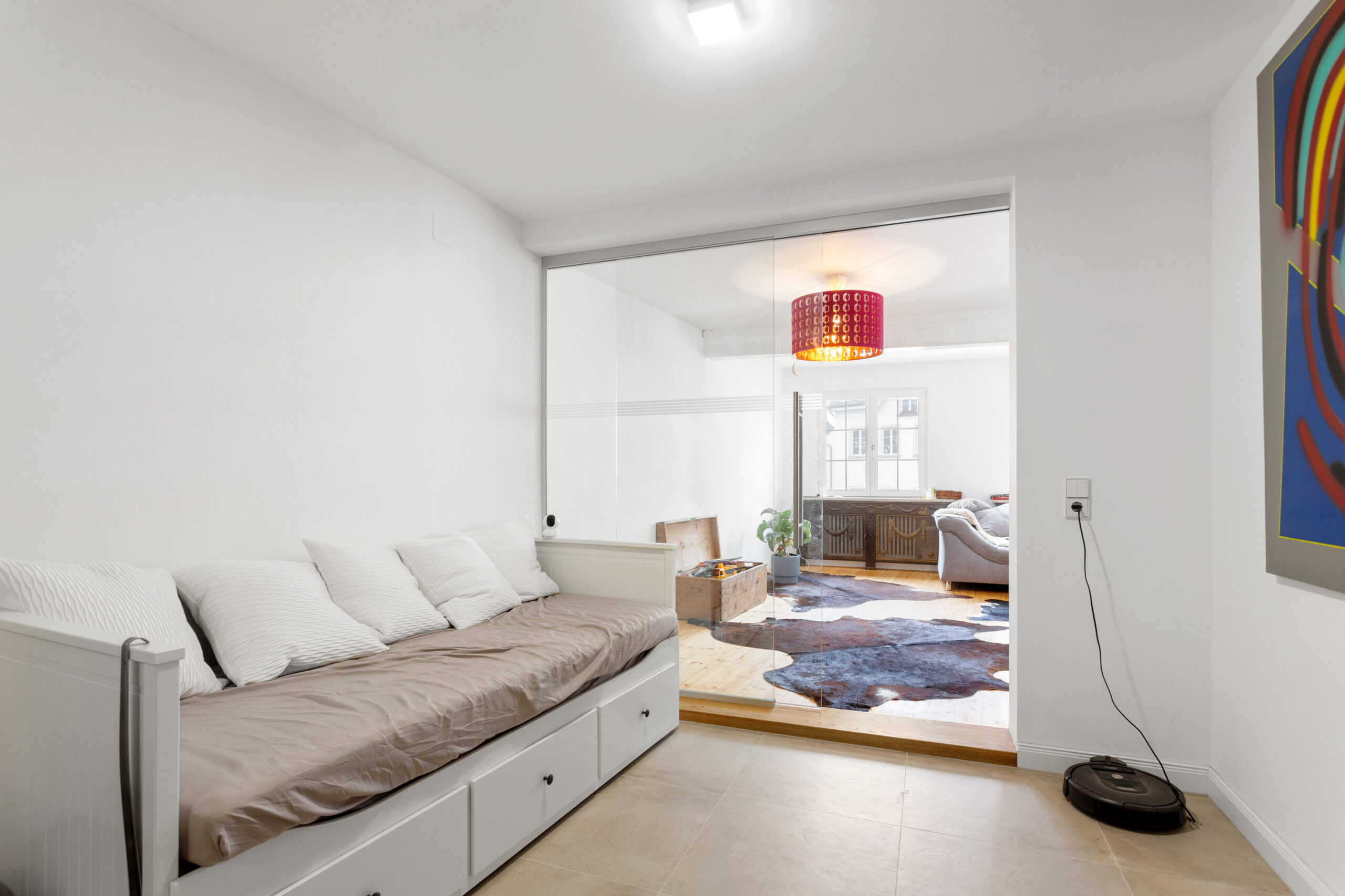 Kleine Schlafnische mit Durchblick ins Wohnzimmer