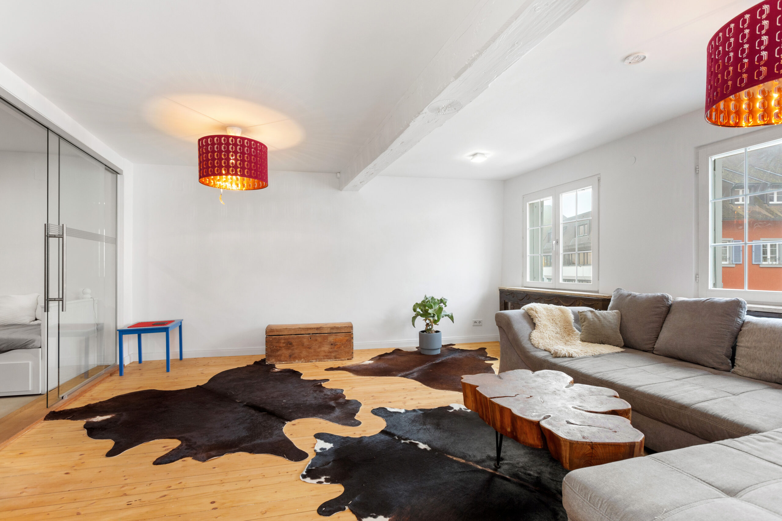 Helles Wohnzimmer mit moderner Einrichtung