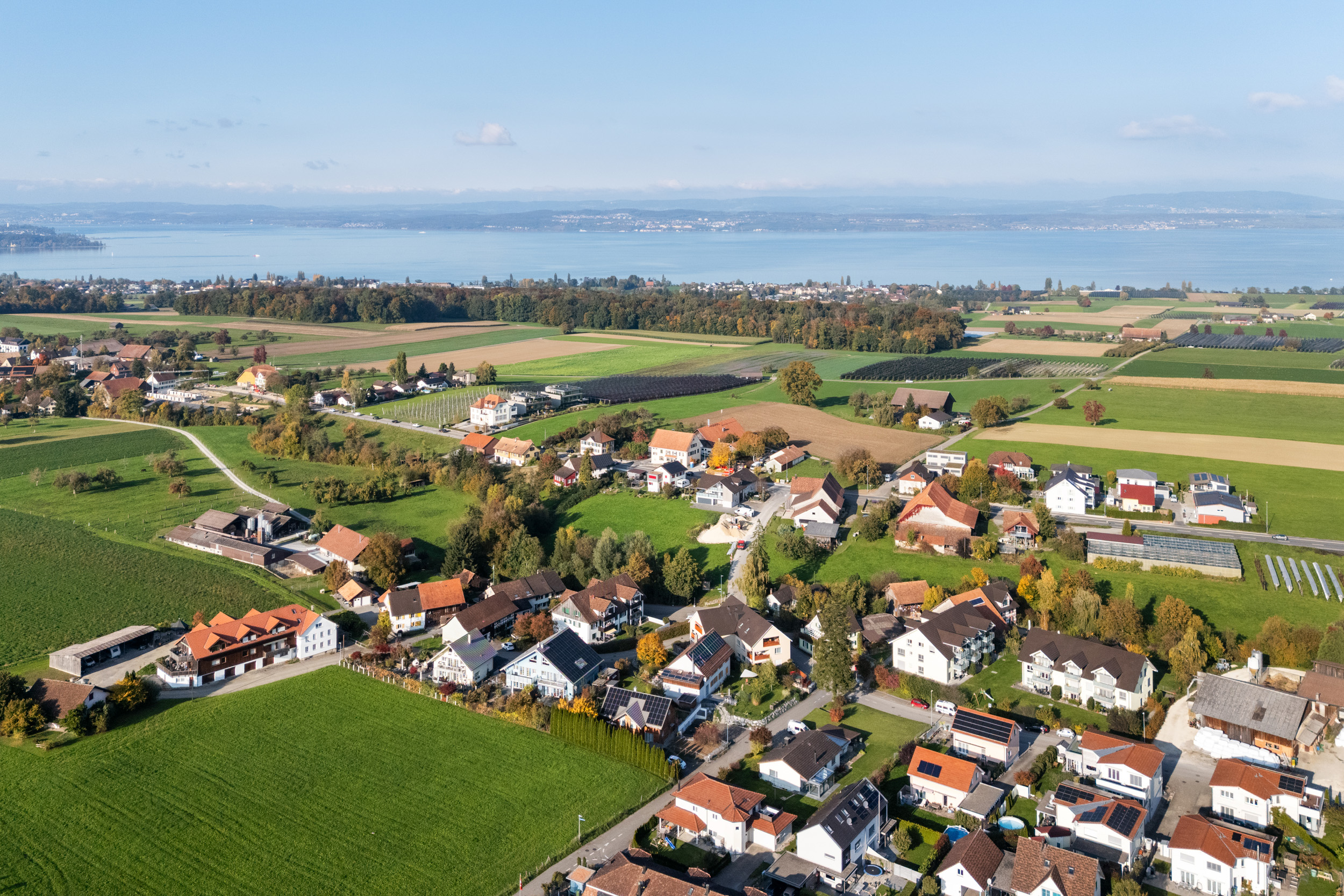 Luftaufnahme einer ländlichen Siedlung am See