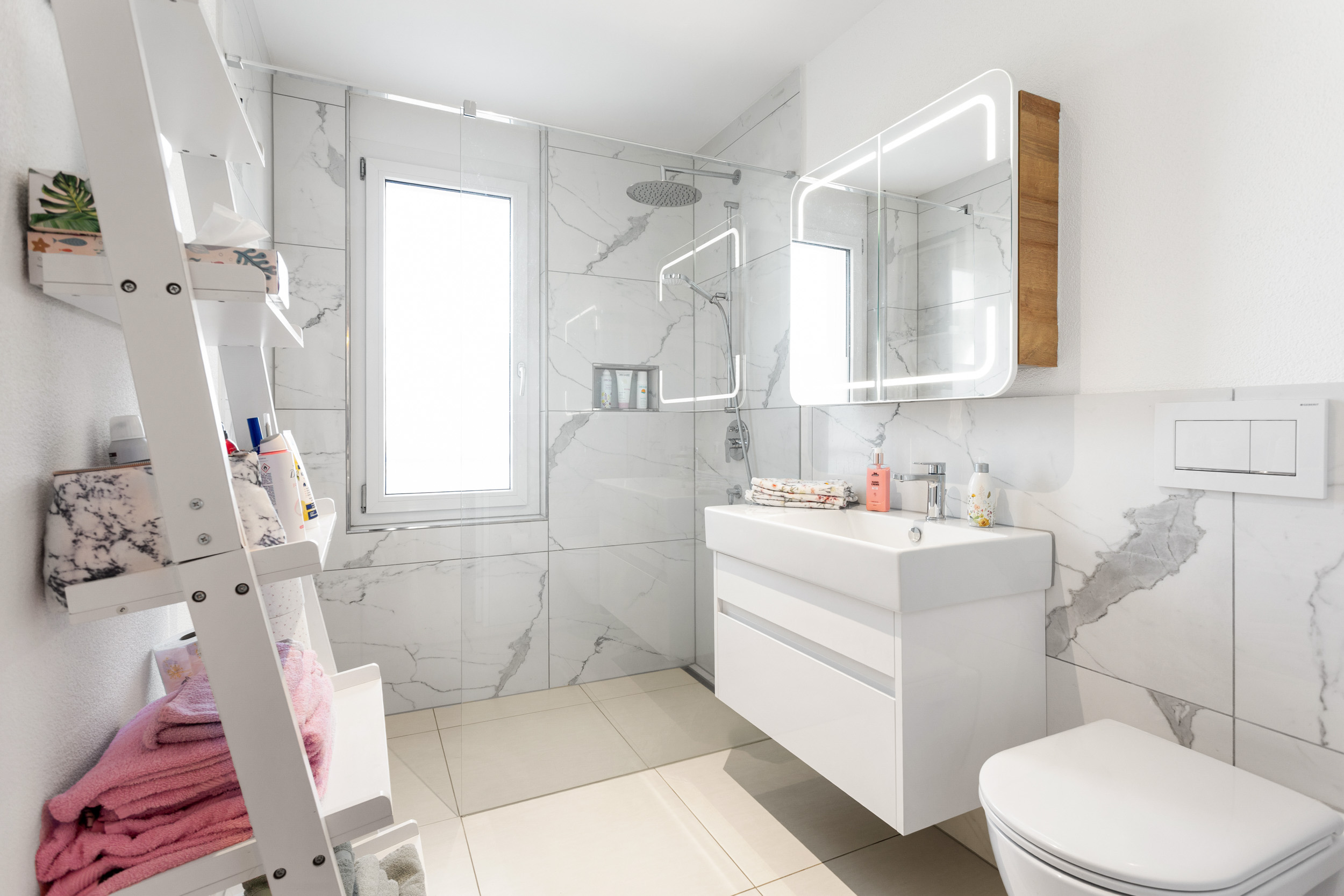 Modernes Badezimmer mit Walk-in-Dusche