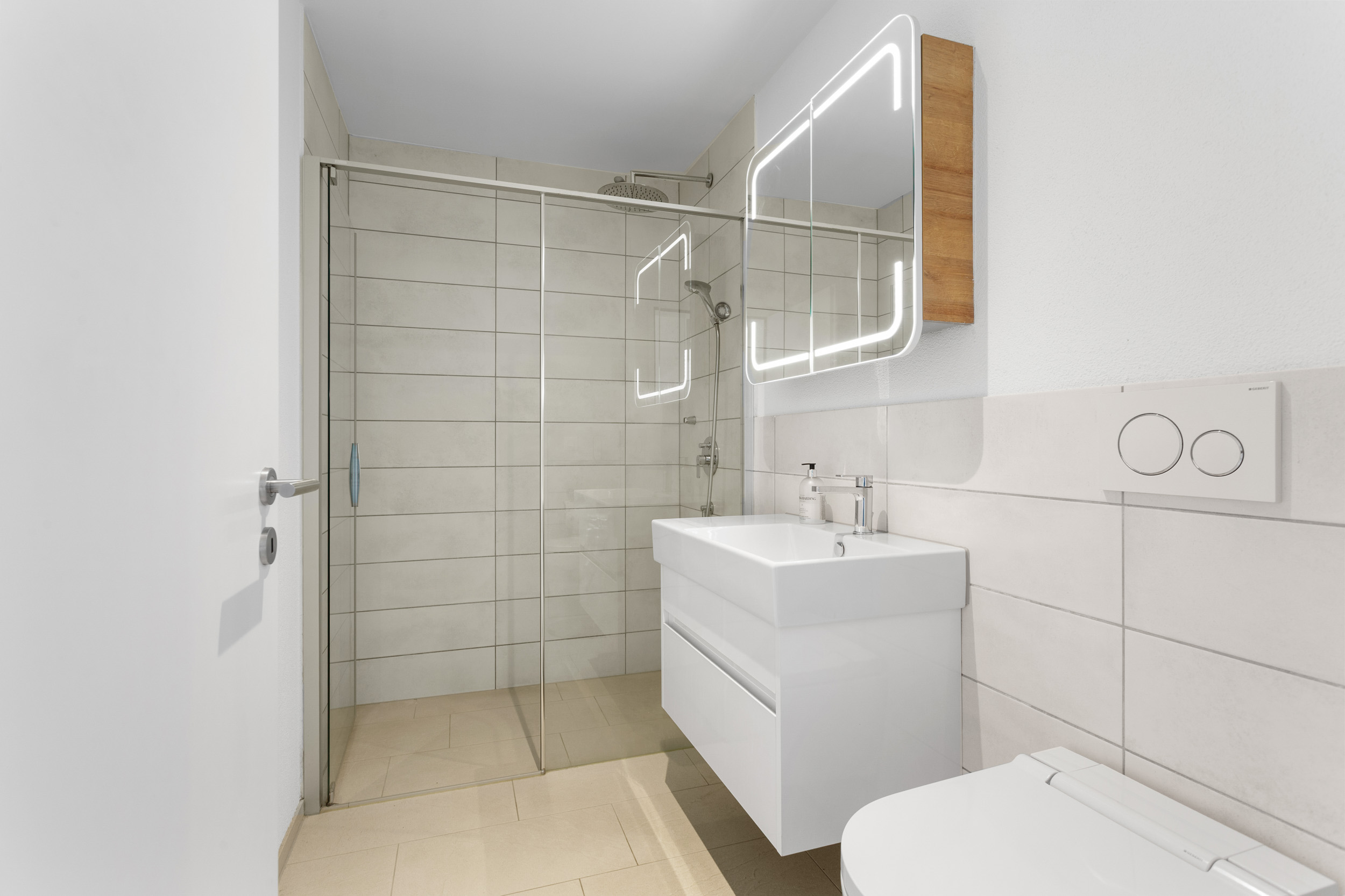 Modernes Badezimmer mit Dusche und Waschtisch