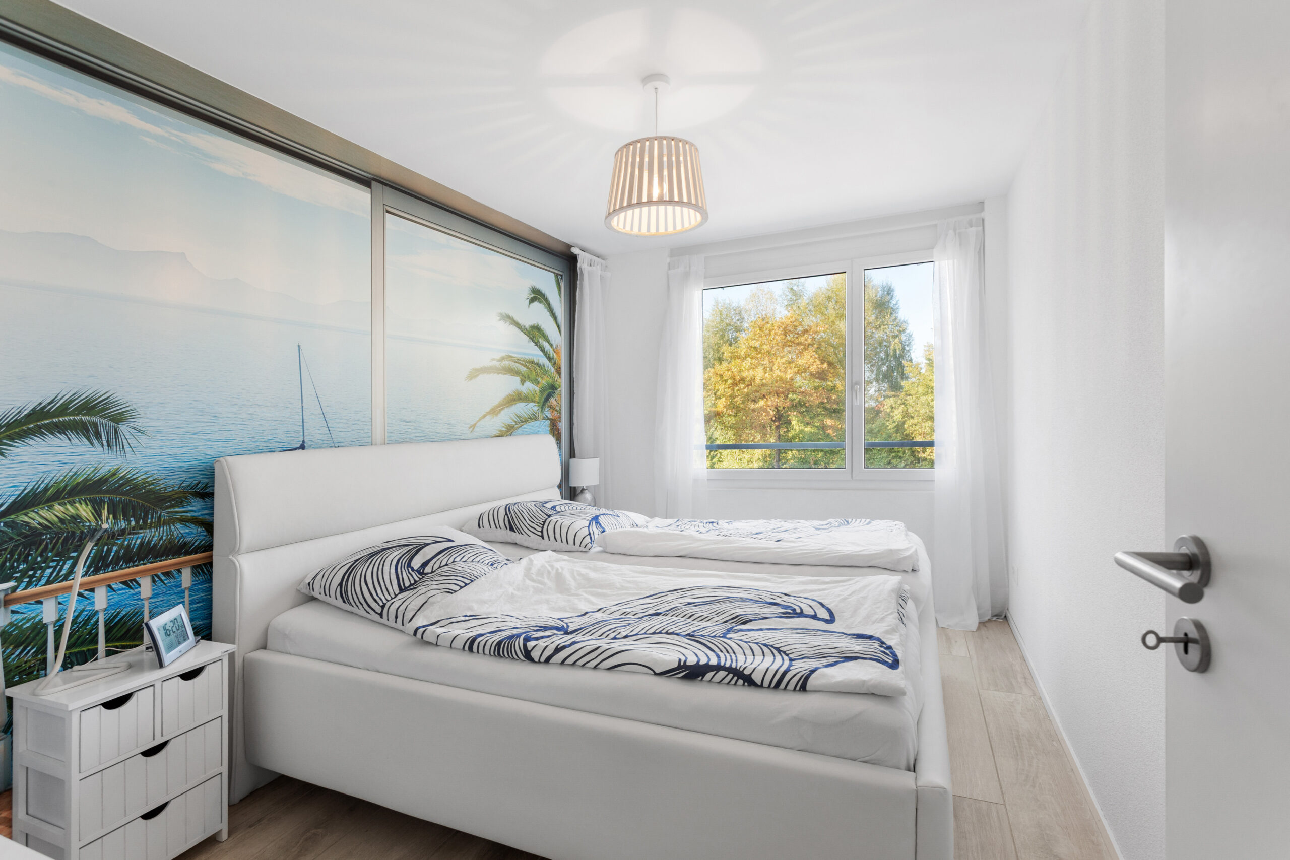 Helles Schlafzimmer mit Meerblick-Fotowand