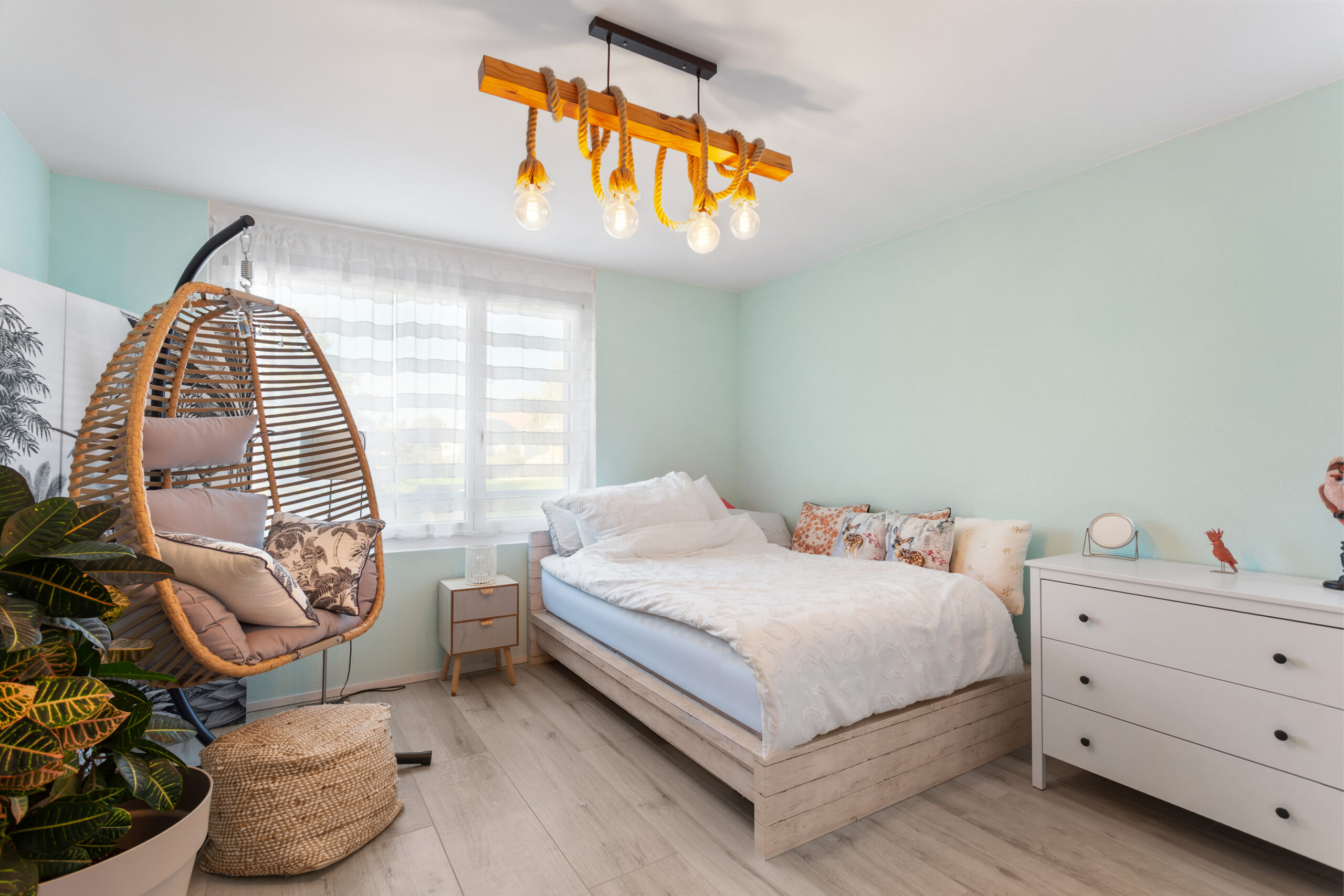 Helles Schlafzimmer mit pastellfarbenen Wänden und Boho-Dekor
