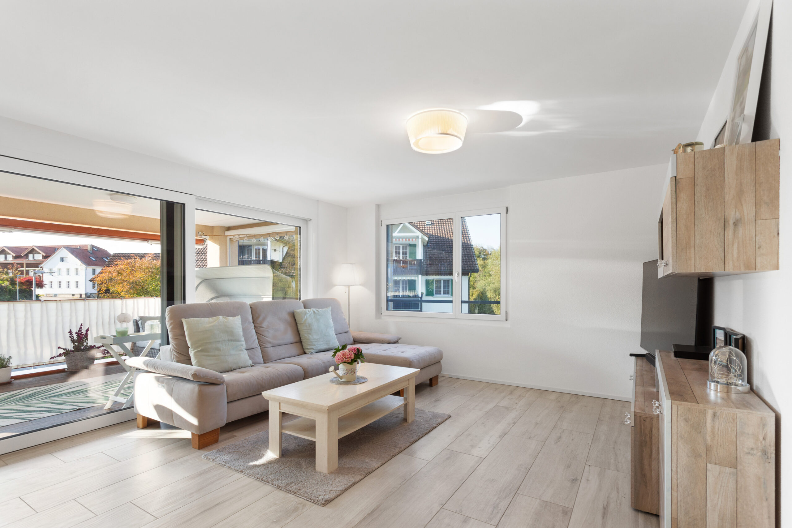 Helles Wohnzimmer mit Balkonblick