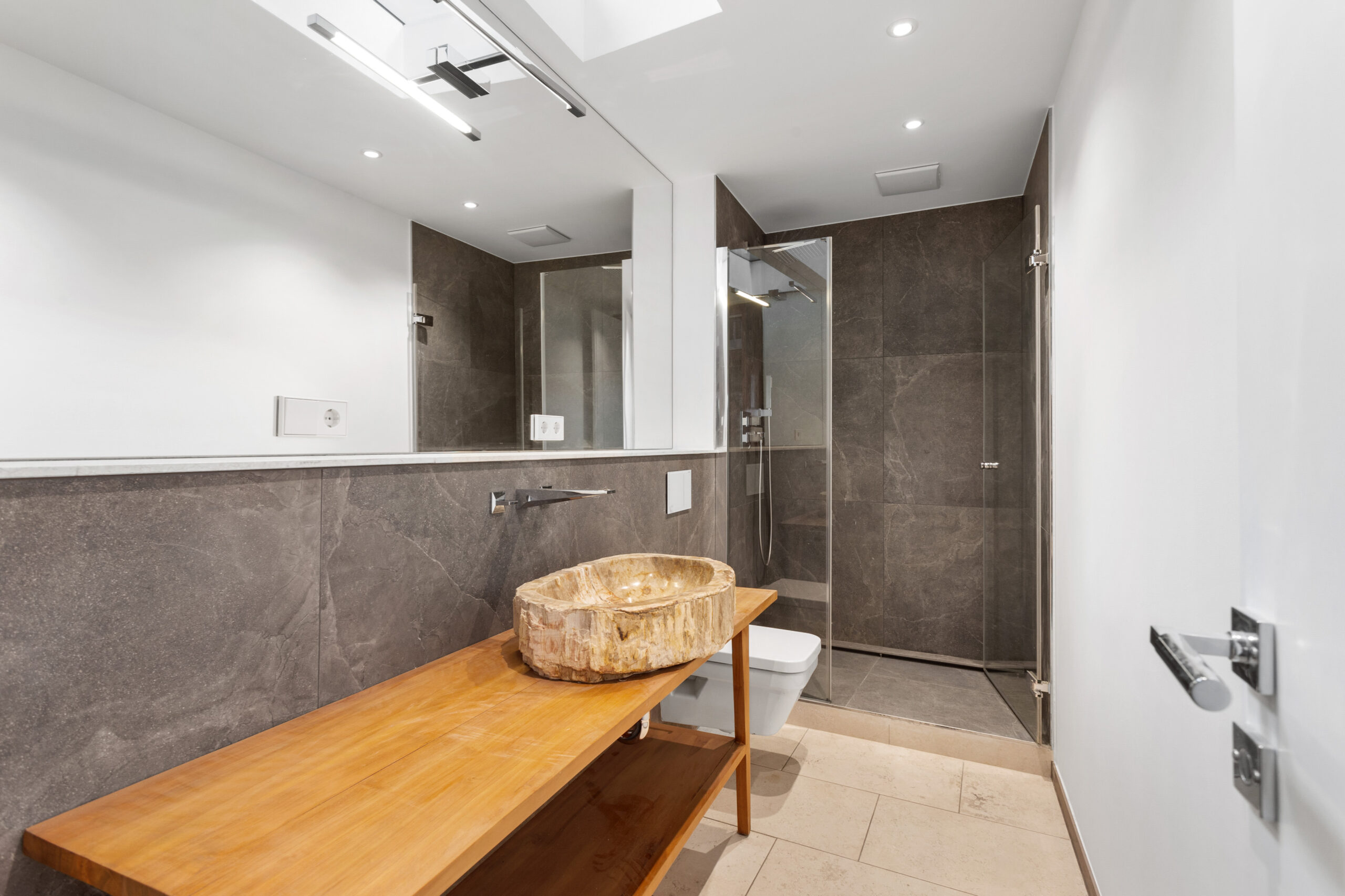 Modernes Badezimmer mit Dusche und Holzkonsole