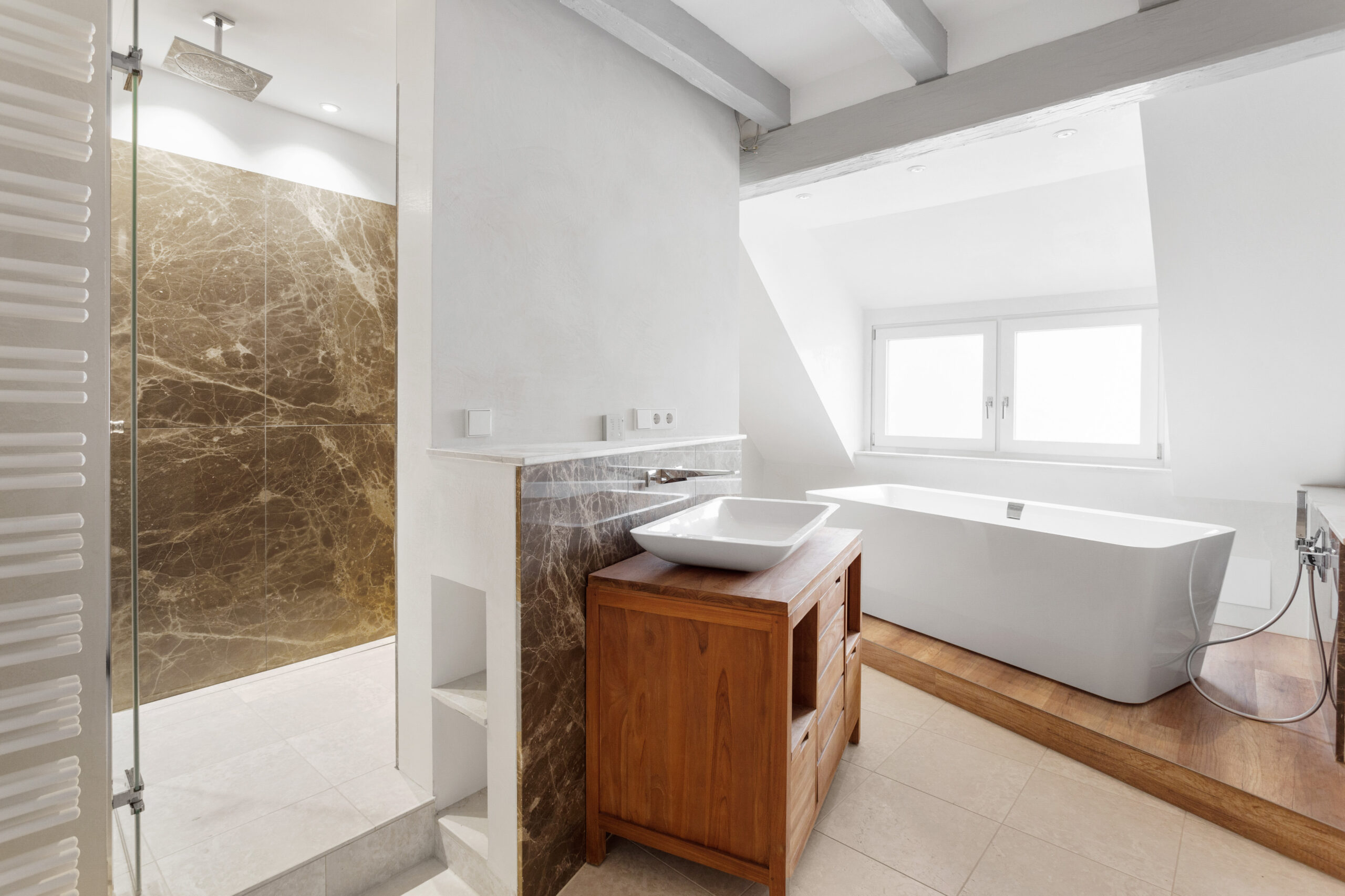 Modernes Badezimmer mit Badewanne und Marmorakzenten