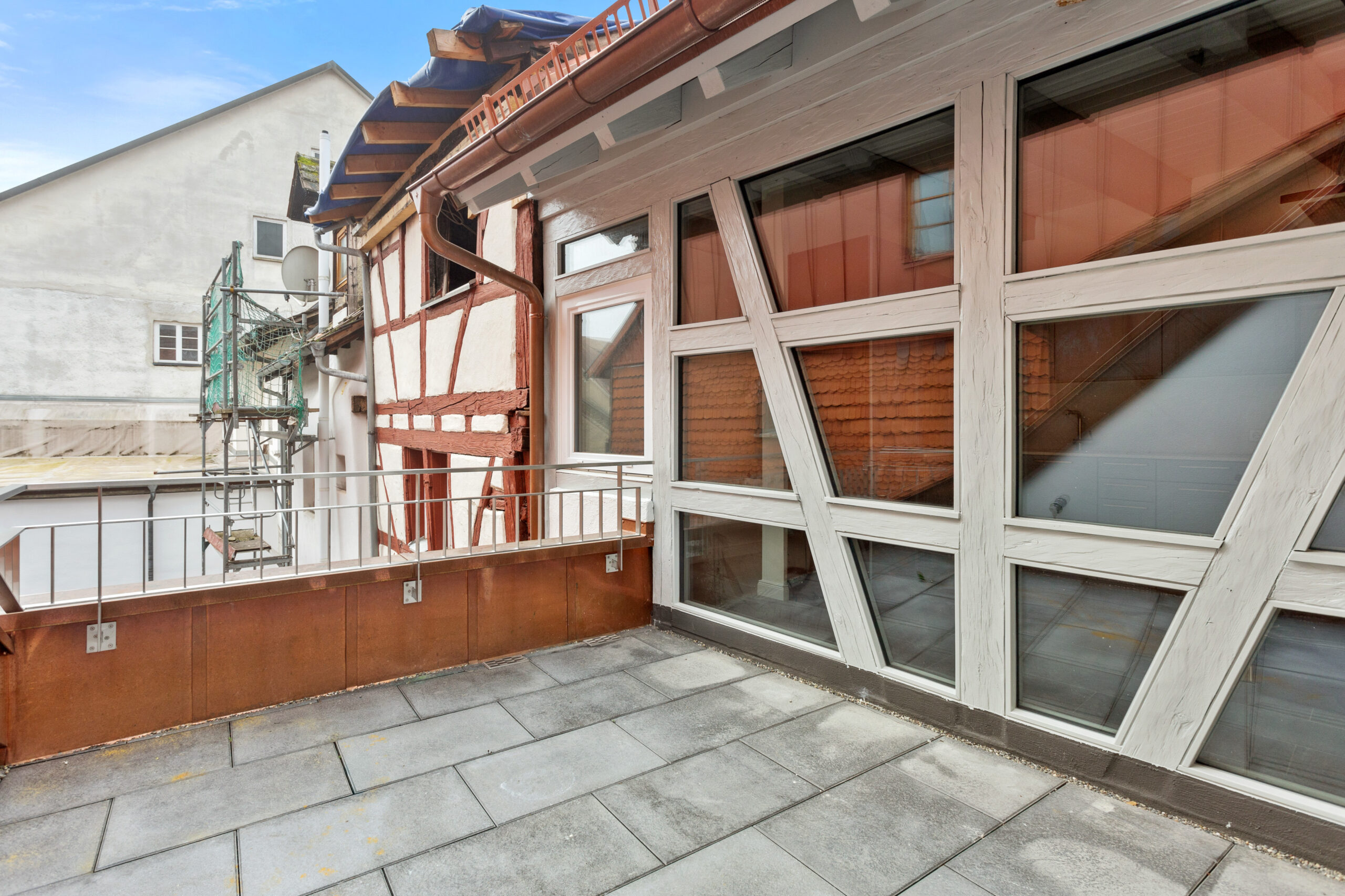 Dachterrasse mit Fachwerkfassade