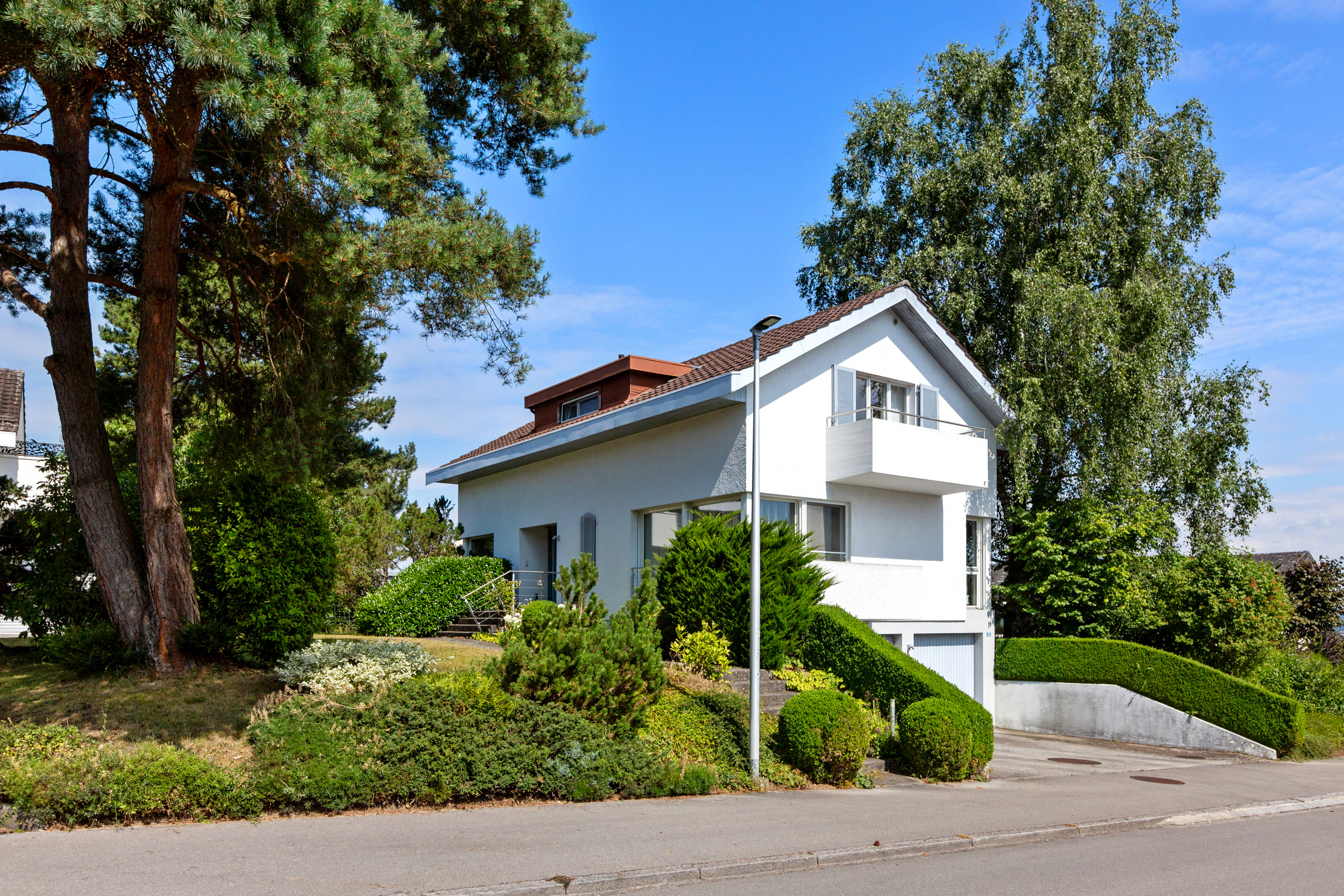 Modernes Einfamilienhaus mit Garten