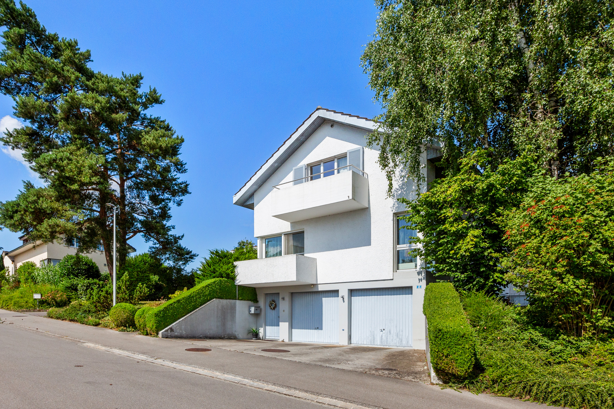 Weiße moderne Villa mit Doppelgarage