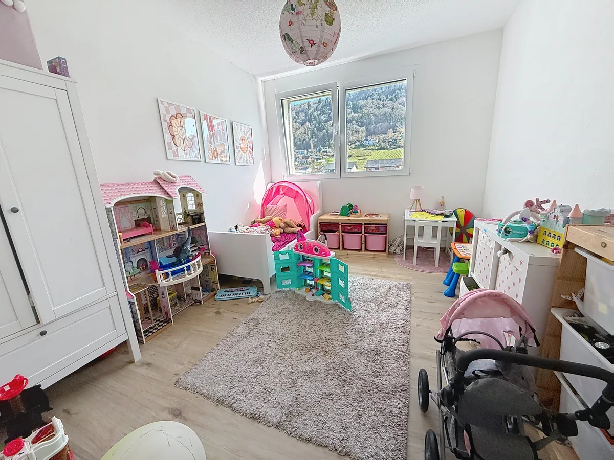 Kinderzimmer mit Blick ins Grüne