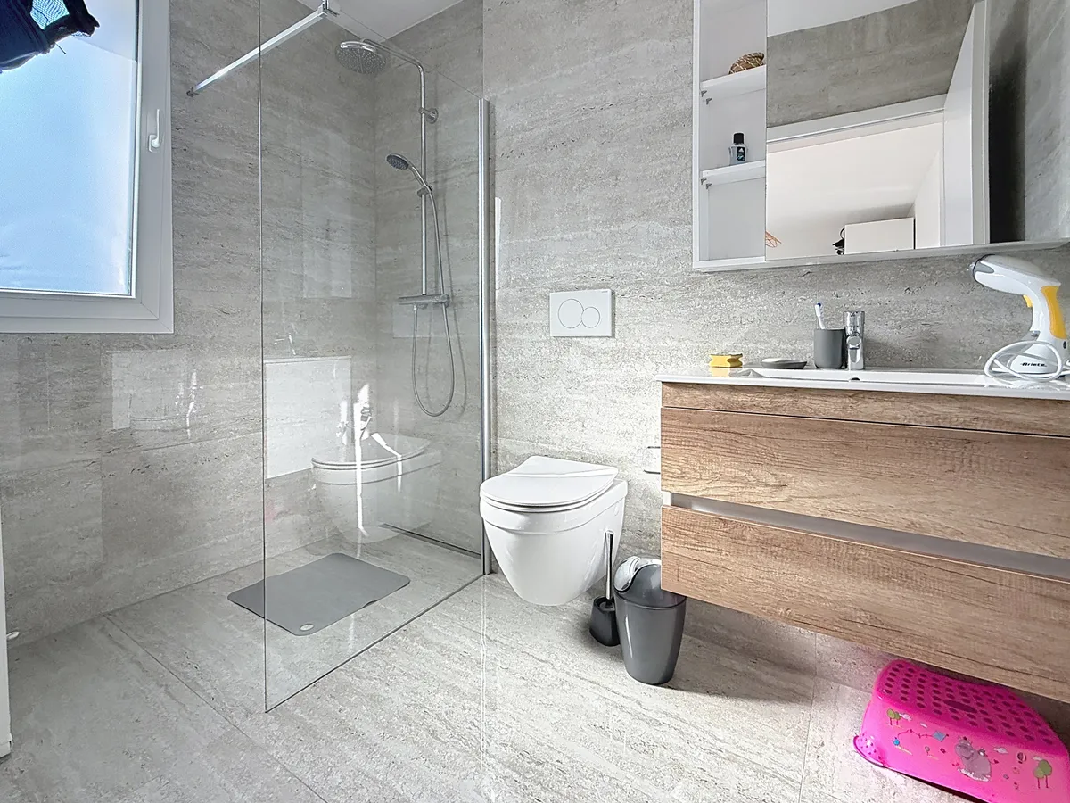 Modernes Badezimmer mit Dusche und Waschtisch