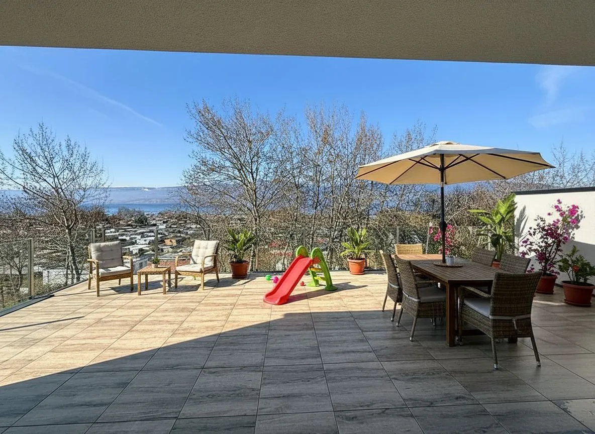 Große Terrasse mit Meerblick und Sitzbereich