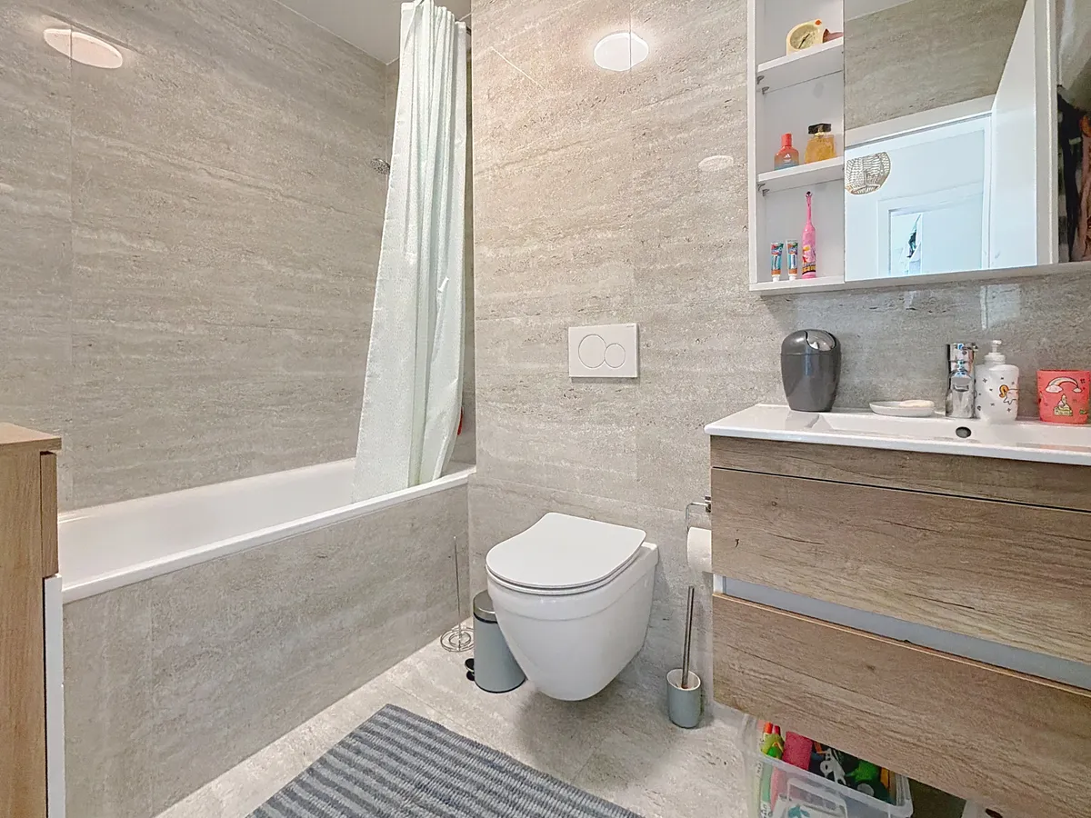 Modernes Badezimmer mit Badewanne und wandhängendem WC