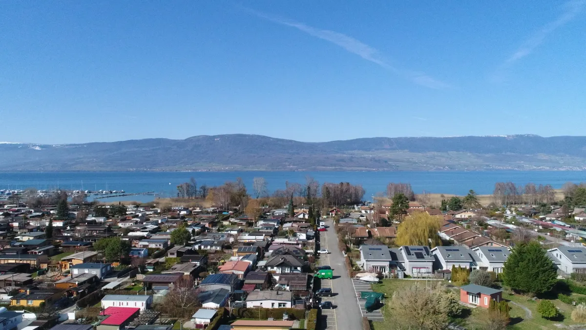 Luftaufnahme einer Wohnsiedlung am See