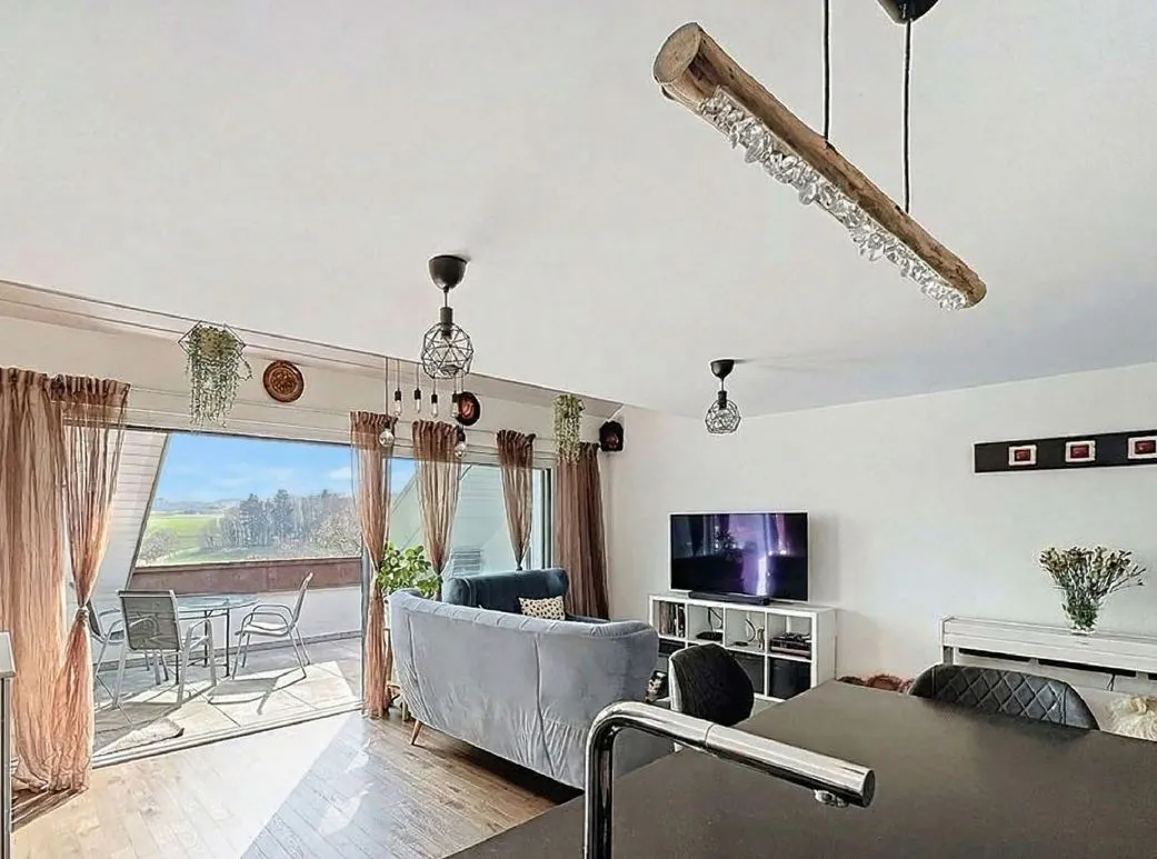 Helles Wohn- und Esszimmer mit Zugang zur Terrasse