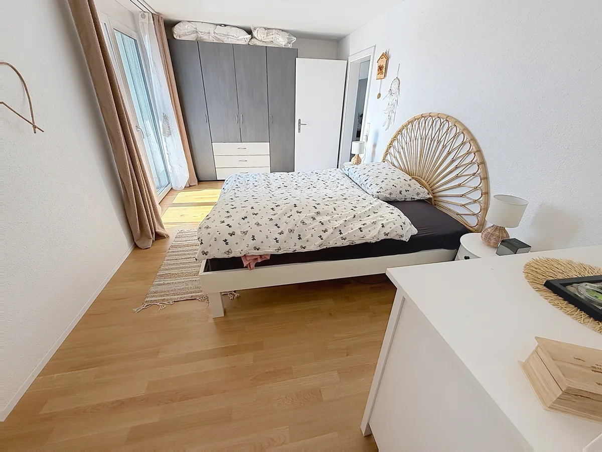Helles Schlafzimmer mit Balkonzugang
