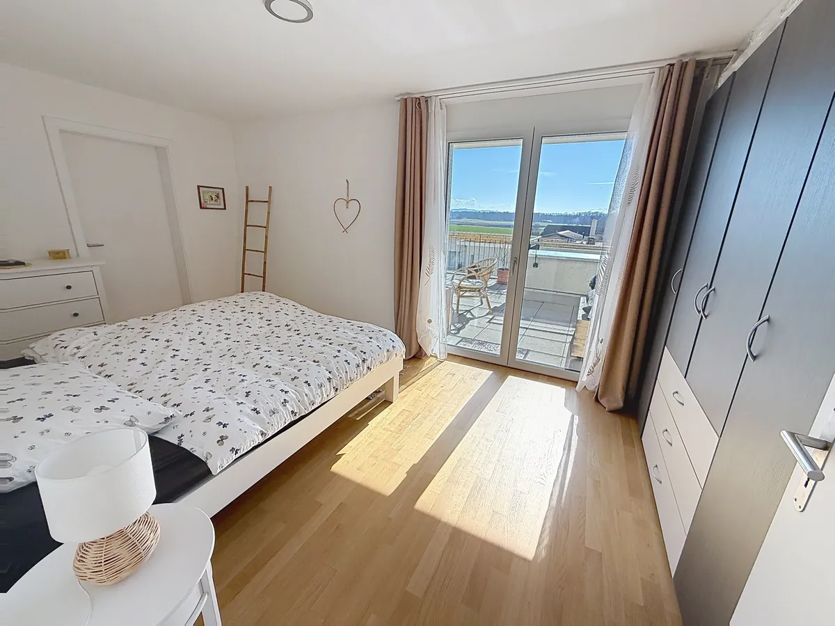 Helles Schlafzimmer mit Balkonzugang