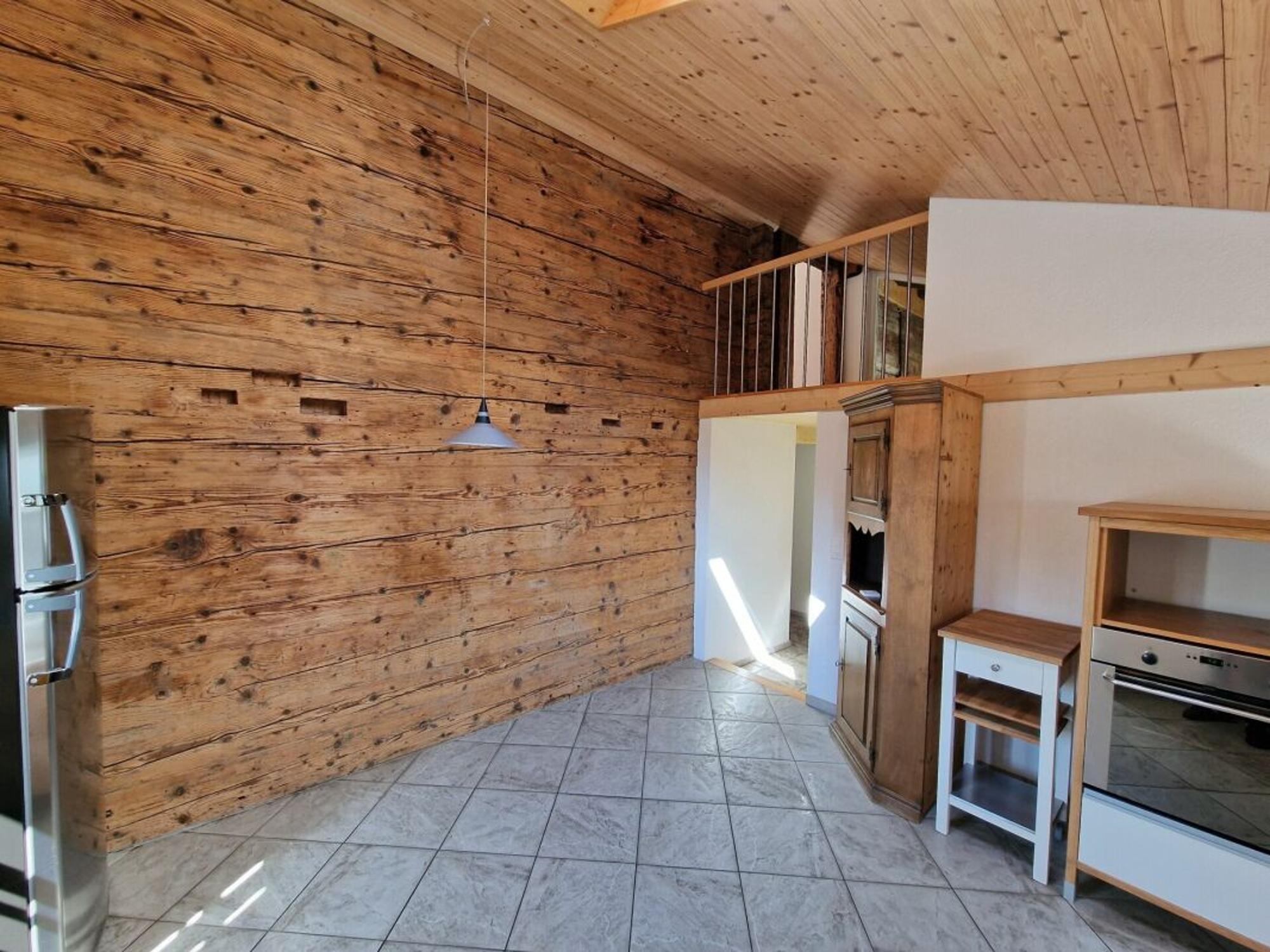 Rustikale Wohnküche mit Holzverkleidung