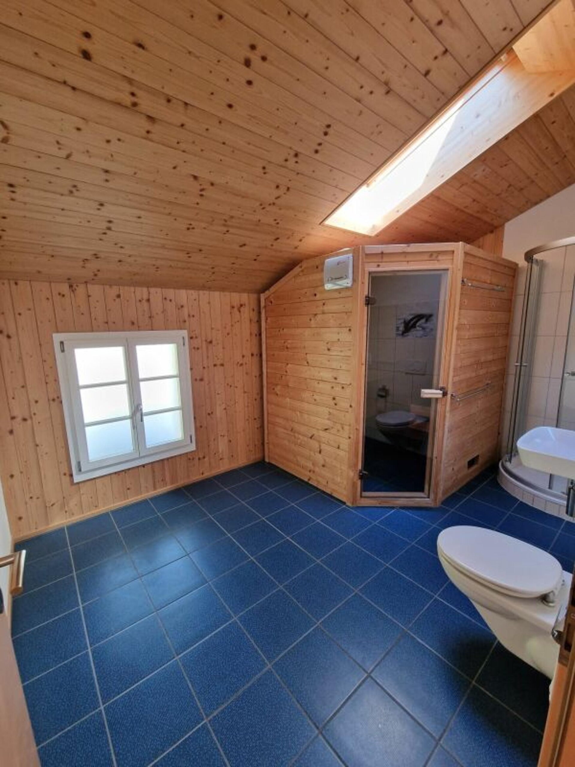 Dachgeschoss-Badezimmer mit Holzverkleidung