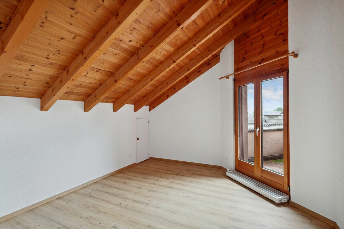 Dachgeschossraum mit sichtbarer Holzdecke