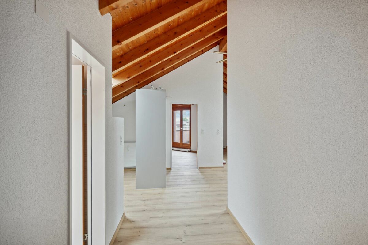 Heller Dachgeschoss-Flur mit Holzdecke