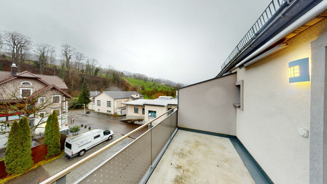 Balkon mit Ausblick über Wohngebiet und Hügellandschaft