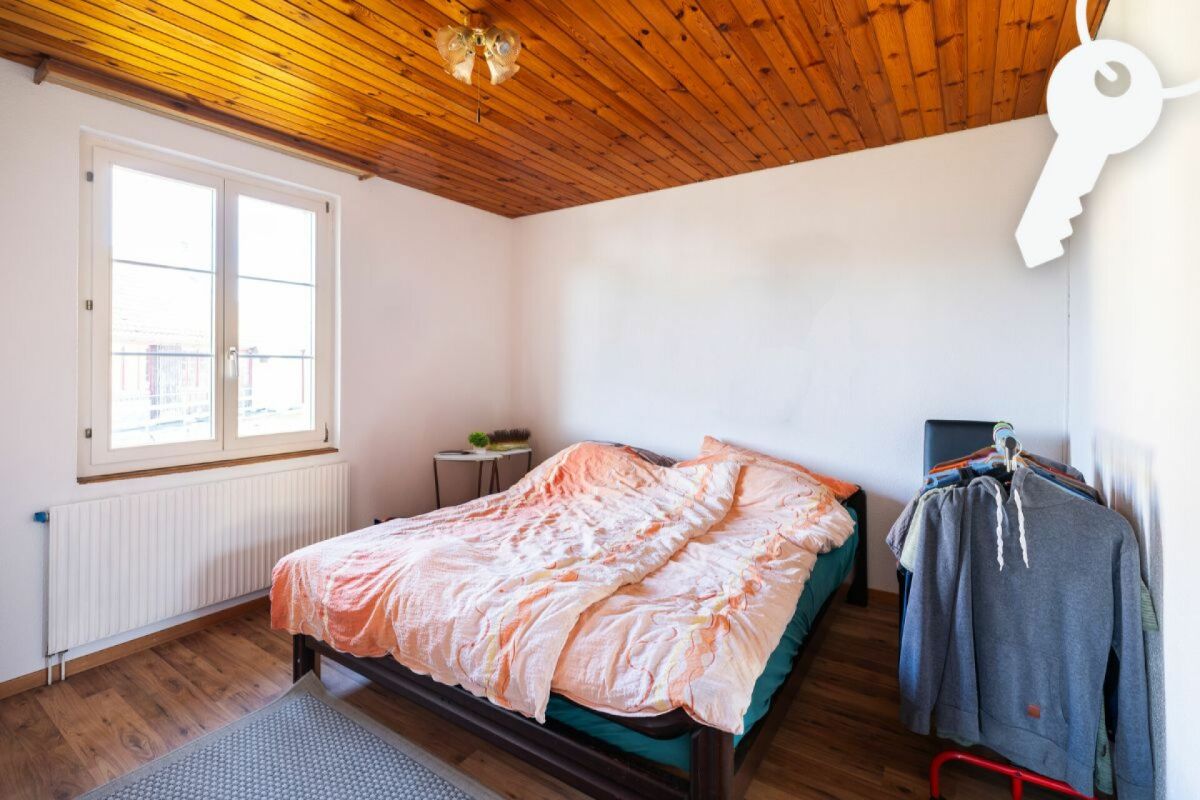Schlichtes Schlafzimmer mit Holzdecke