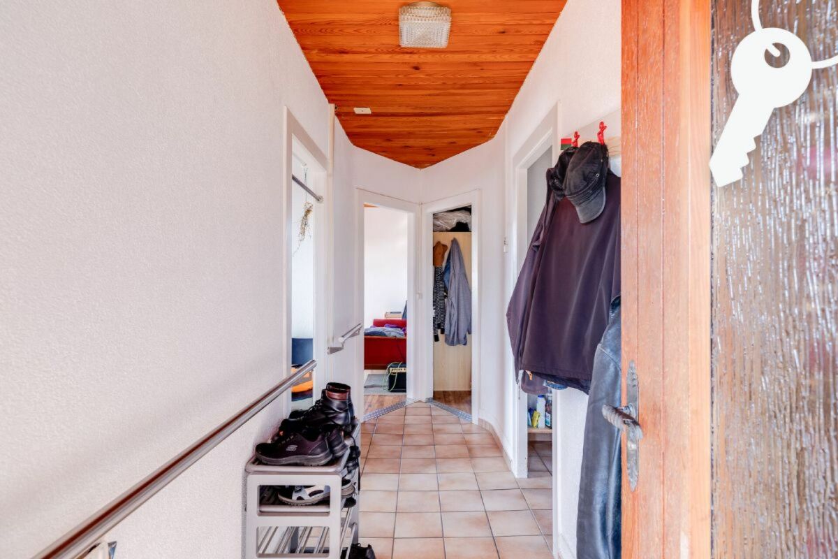 Flur mit Holzdecke und Fliesenboden