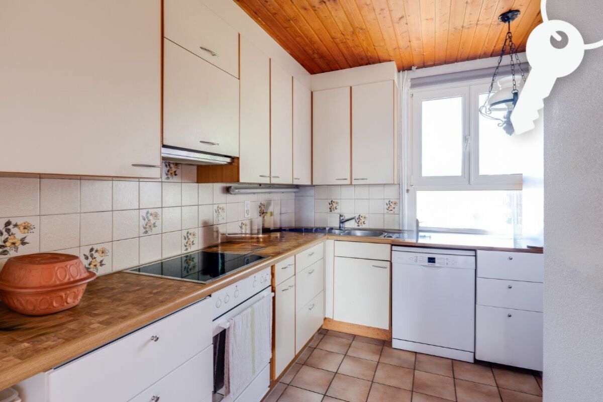 Kleine Küche mit Holztäfelung an der Decke