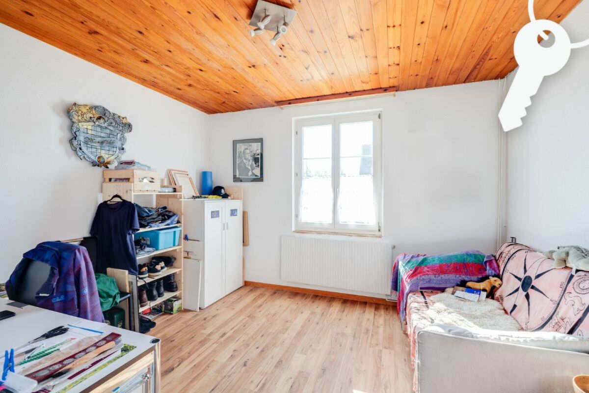 Helles Zimmer mit Holzdecke und Fenster