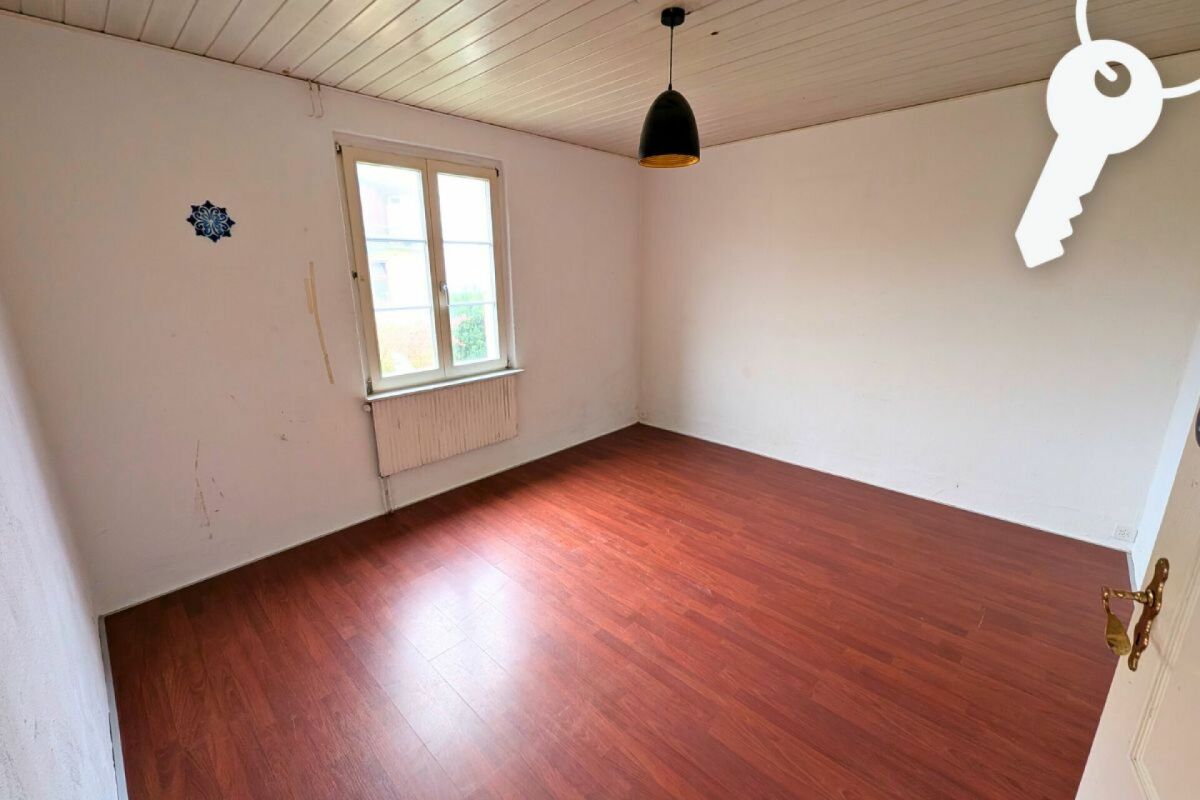 Leerer Raum mit Holzoptikboden und Fenster