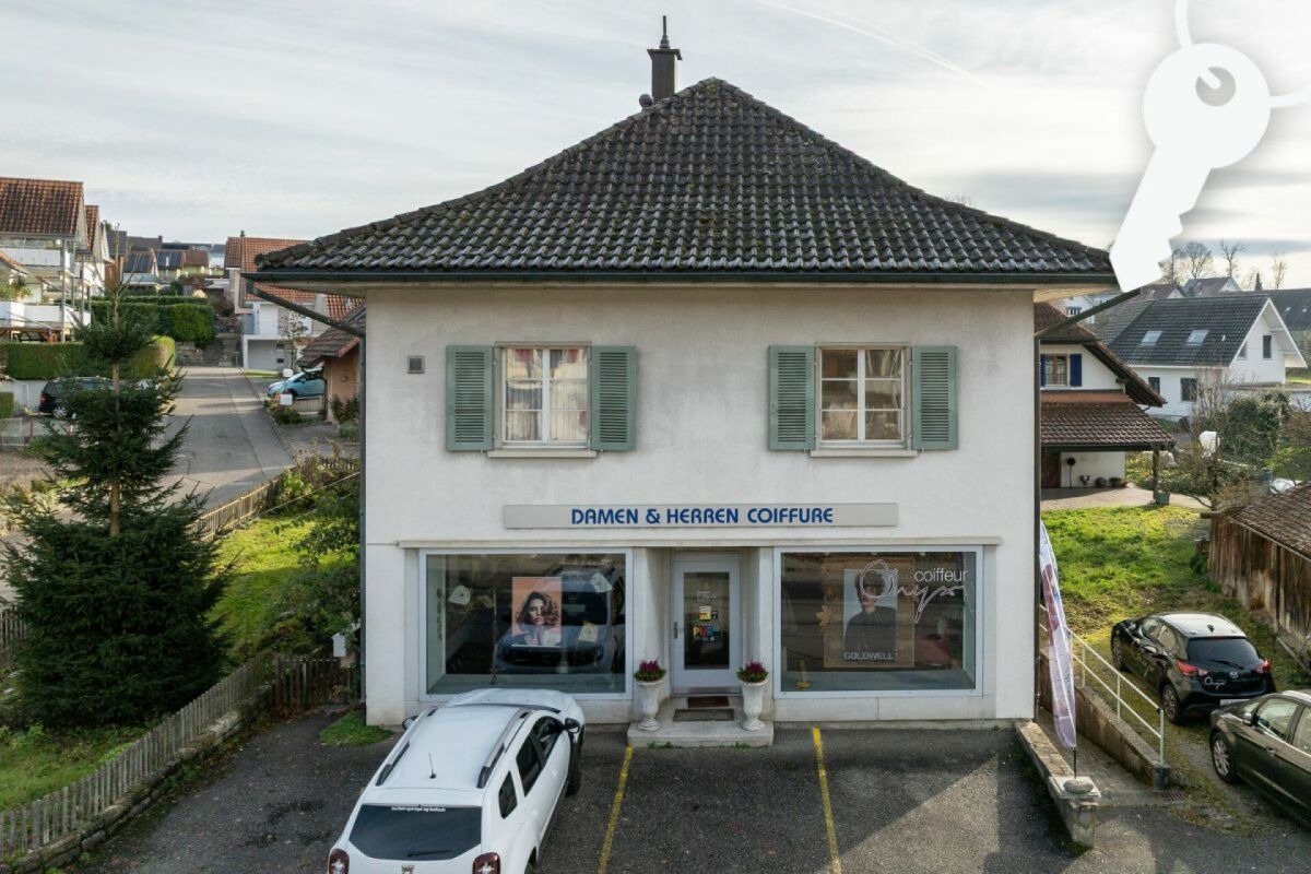 Gewerbegebäude mit Friseursalon im Erdgeschoss