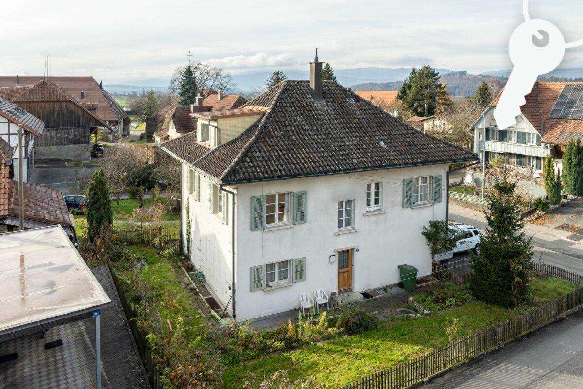 Wohnhaus mit Satteldach und Gartenblick