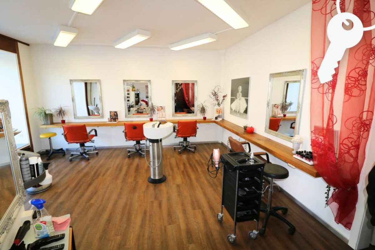 Friseursalon mit Spiegelwand und Arbeitsplätzen